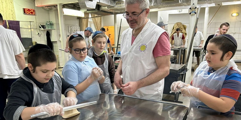 Готовимся к Песаху! Воспитанники иешивы-ктана совершили ознакомительную поездку в знаменитую днепровскую мацепекарню