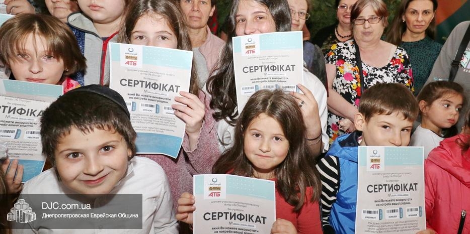 Участники программы «Taste of Life» получили продуктовые сертификаты в сукке Центральной синагоги «Золотая роза»
