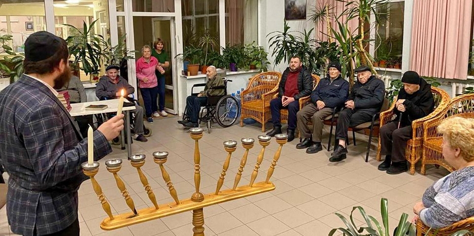 Первая свеча на ханукие в «Бейт Барухе»