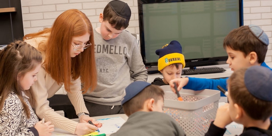 На воскресной встрече дети познакомились с заповедью «Бикур холим»