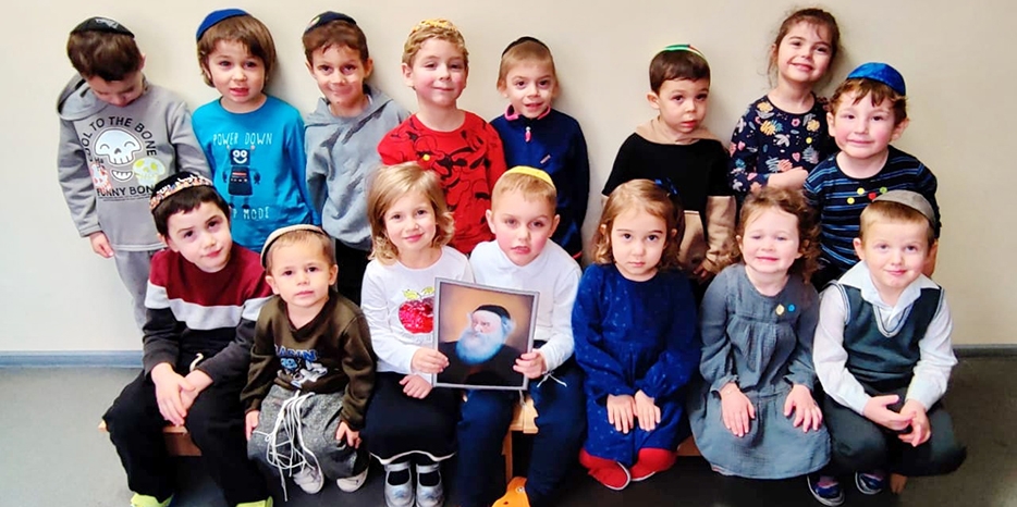 Для малышей прошел фарбренген в честь 24 тевета