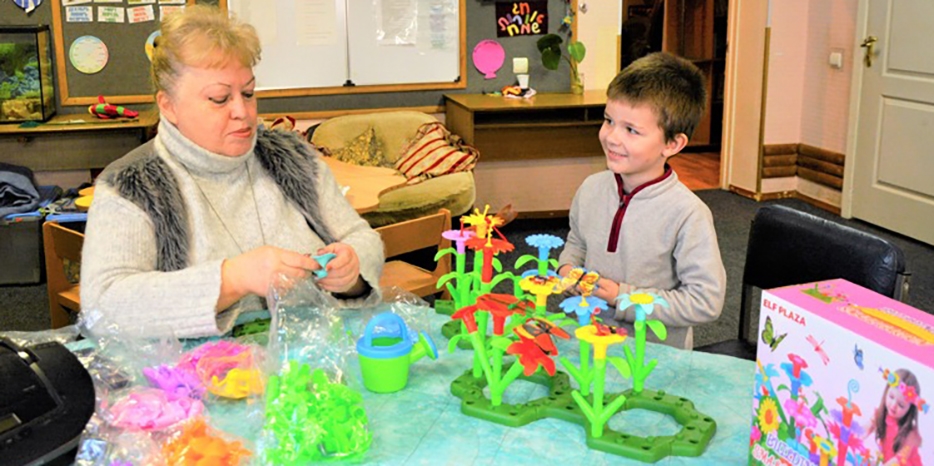 Воспитанники ОРЦ «Маале » на занятиях создают цветочный сад на столе