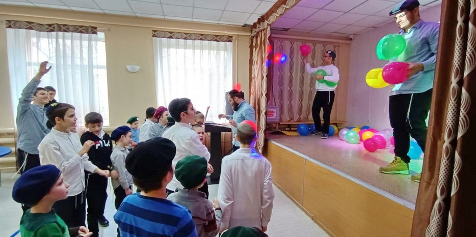 Пуримский марафон в иешиве-ктана продолжился веселыми танцами и заданиями внутри разноцветных шариков