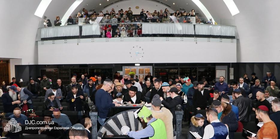 Пурим начался! В синагоге прошло чтение Свитка Эстер и угощение с музыкой