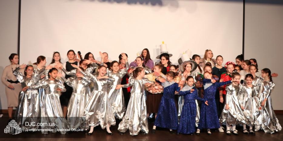 В центре «Менора» прошел большой показ спектакля «Не гаси огонь души»