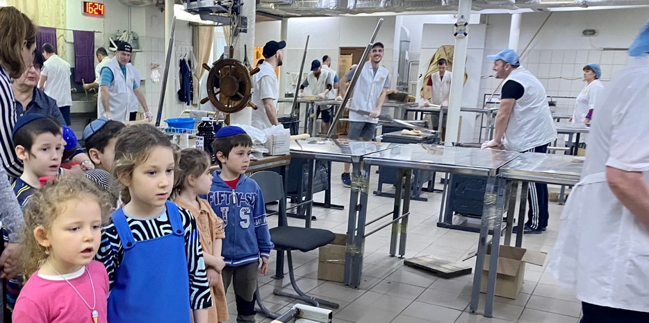 Готовимся к Песаху! Воспитанники «Бейт Циндлихт» побывали в мацепекарне