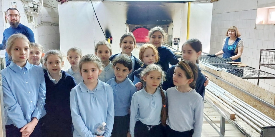 Готовимся к Песаху! Воспитанницы «Махон Хая-Мушка» посетили знаменитую «Теферет Мацот»