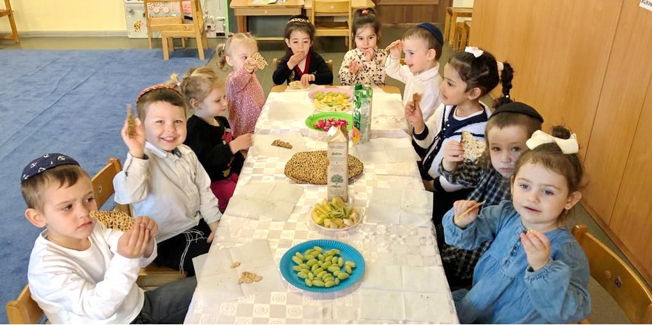 Малыши весело отметили Песах Шени