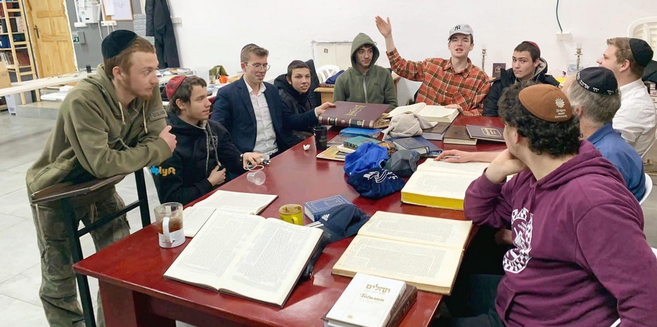 Старшие воспитанники пансиона для мальчиков «Байт леБаним-Mironova» продолжат свое обучение иешиве «Beit Lubavitch»