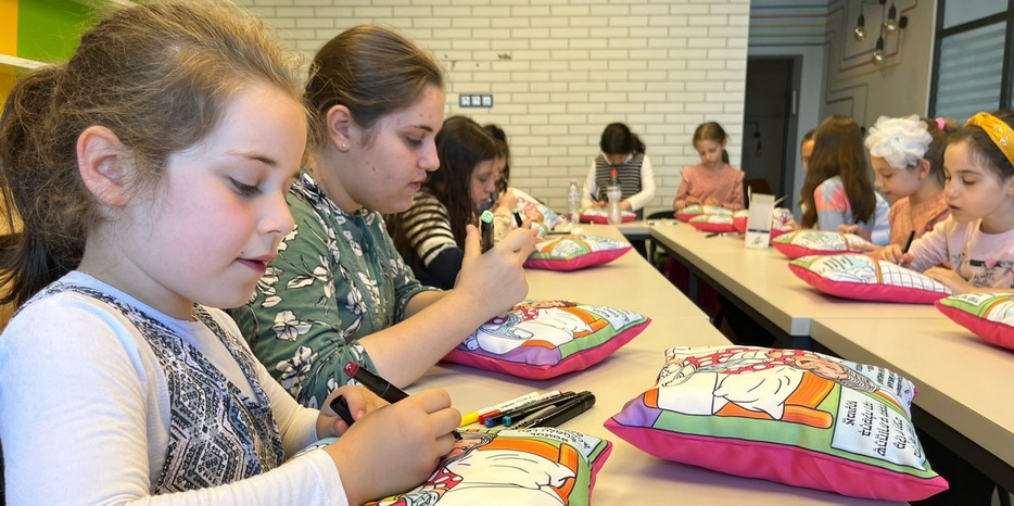 Летний лагерь для девочек в самом разгаре!