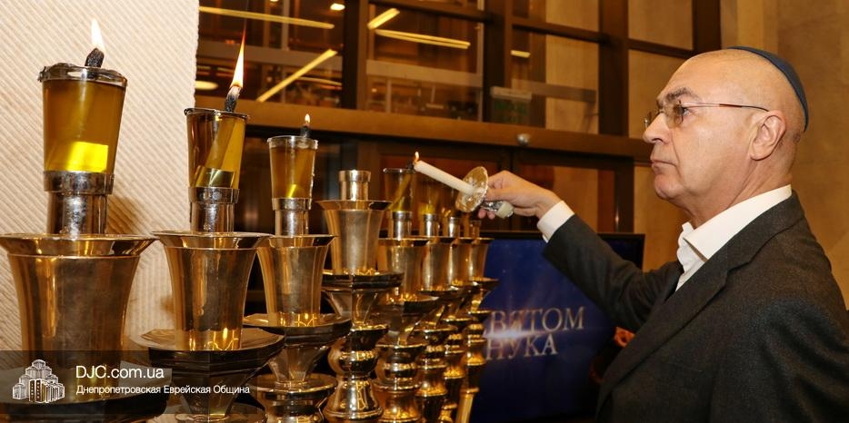 Ханука 5783 в Днепре: Зажжение седьмой ханукальной свечи в центре «Менора»