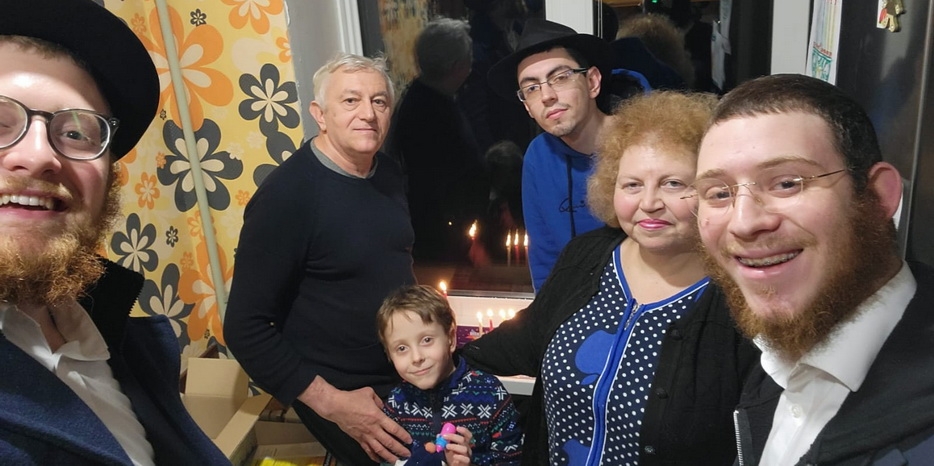 Ханука 5783 в Днепре: «Распространение ханукального света» – мивцоим в торговых центрах и в еврейских домах