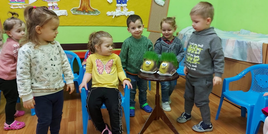 В ясельках малыши ухаживают за «Травянчиками»