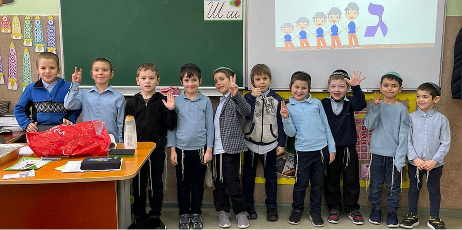 Большой праздник в первом классе в иешивы-ктана