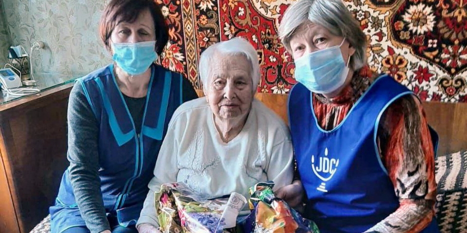 Еврейская община поздравила Розу Полежаеву со столетним юбилеем