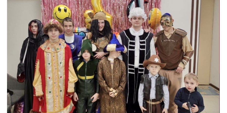 Община подарила ребятам из пансиона настоящий карнавал