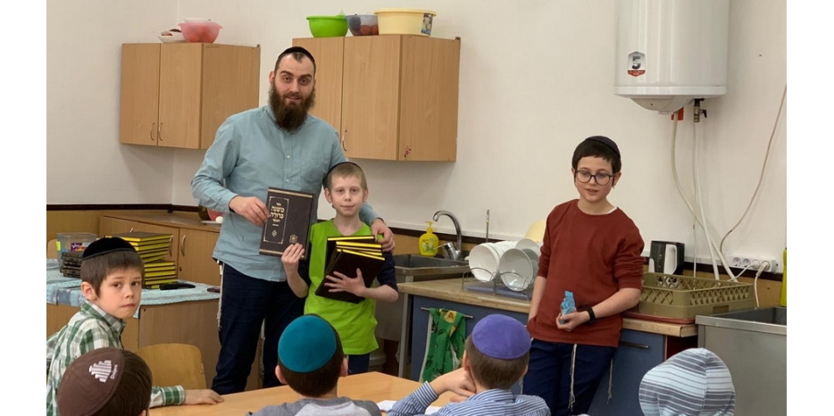 В иешиве вручили подарки ребятам