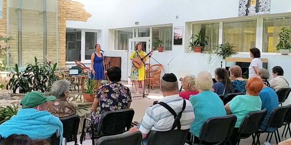 В Доме для пожилых людей прошел большой музыкальный концерт