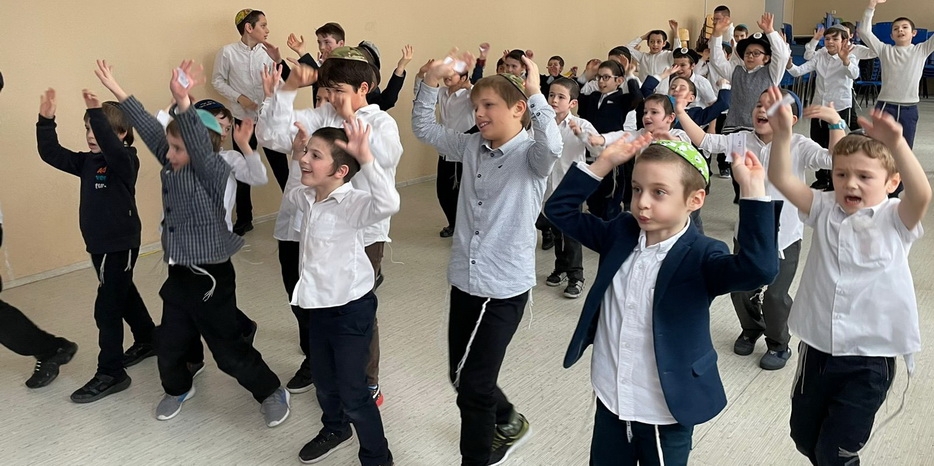 Веселыми танцами в иешиве-ктана встретили Рош Ходеш Адар-алеф