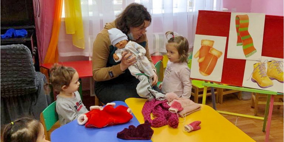 Малыши в ясельках вместе с «Сарой» изучали зимнюю одежду