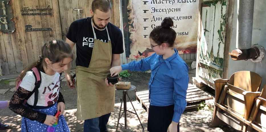 Участницы лагеря «Геула Мастер» для учениц махона побывали на экскурсии в кузнице