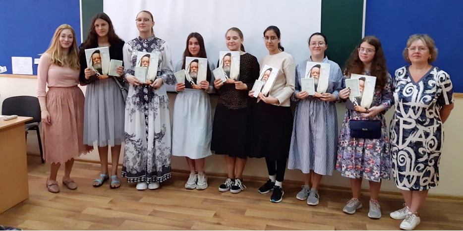 В махоне поздравили воспитанниц