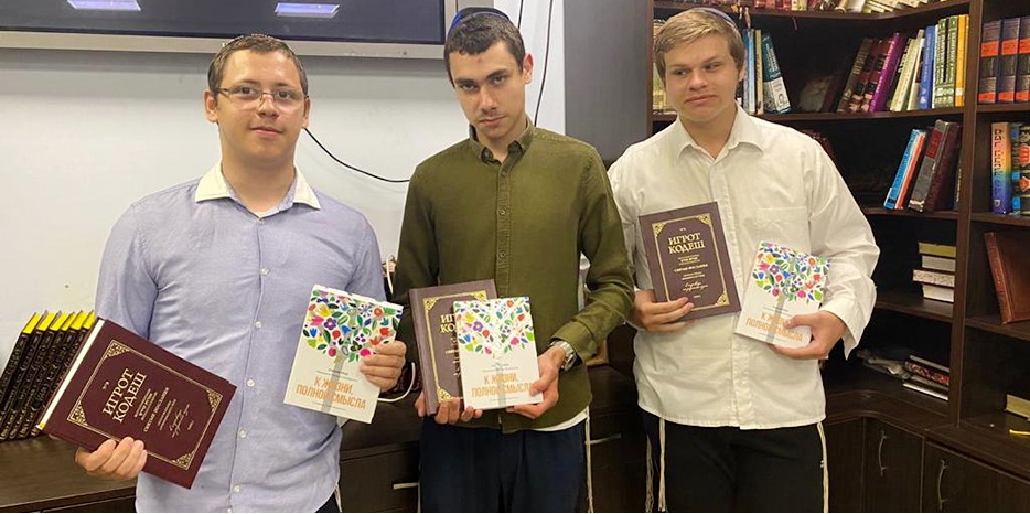 Пансион для мальчиков получил в подарок книги «К жизни