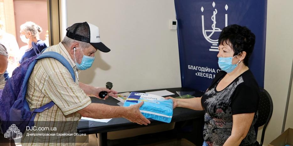 «Хесед Менахем» провел выдачу гигиенических непромокаемых изделий в центре «Менора»