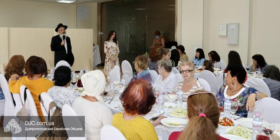 Женский фарбренген в день йорцайта Леви-Ицхака Шнеерсона