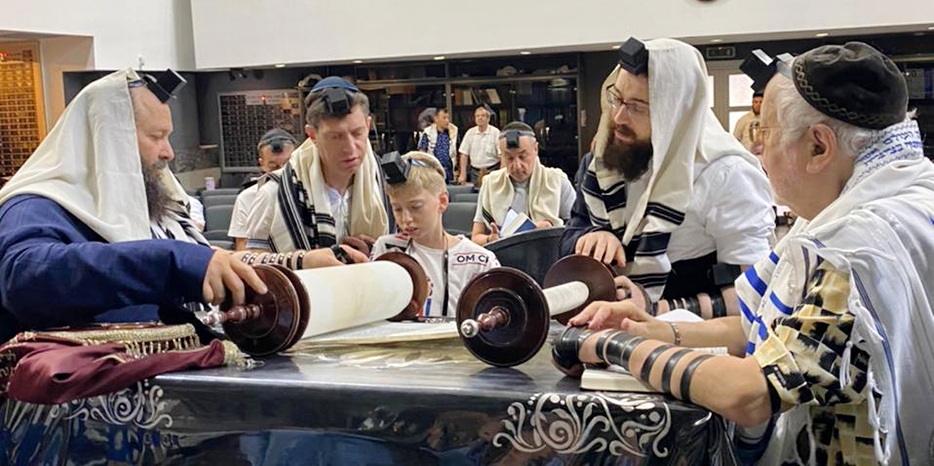 Бар-мицва Рами Ладыженского – первая алия к Свитку Торы