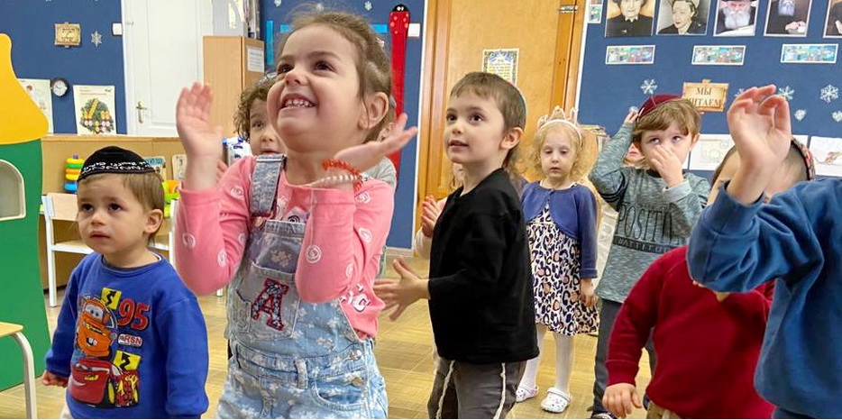 Утро начинается с зарядки в еврейском детском саду