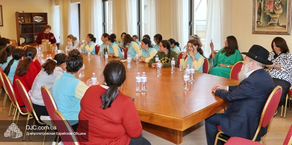 Участницы Международного лагеря YTT встретились с Главным раввином Днепра