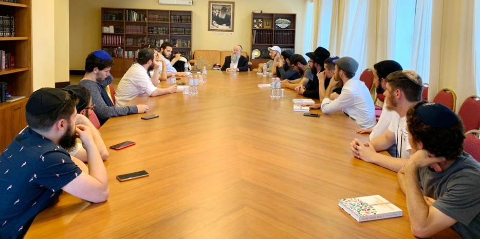 Мадрихи лагеря для мальчиков «Camp Gan Isroel Ukraine YEKA» встретились с главным раввином Днепра Шмуэлем Каминецким