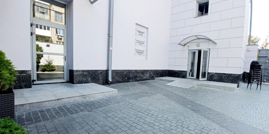 В синагоге Днепра прошли реставрационные работы обоих крылец во дворе синагоги «Золотая Роза»