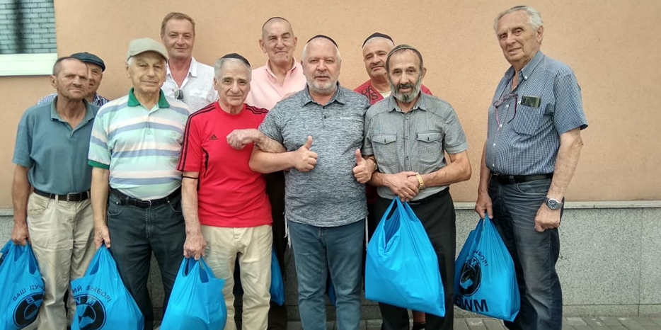 Социальный центр «Добре Майбутнє» раздал наборы первой необходимости