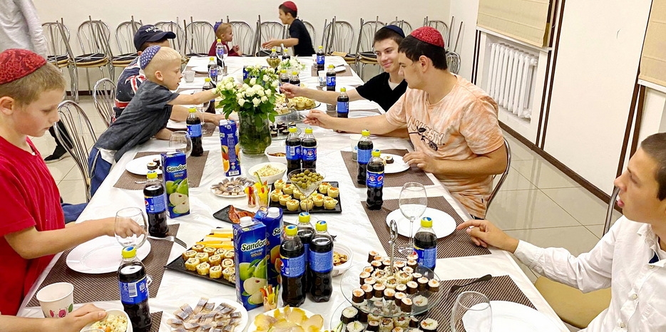 Накануне дня Йом Кипур в пансионе для мальчиков прошел Капорот и фарбренген