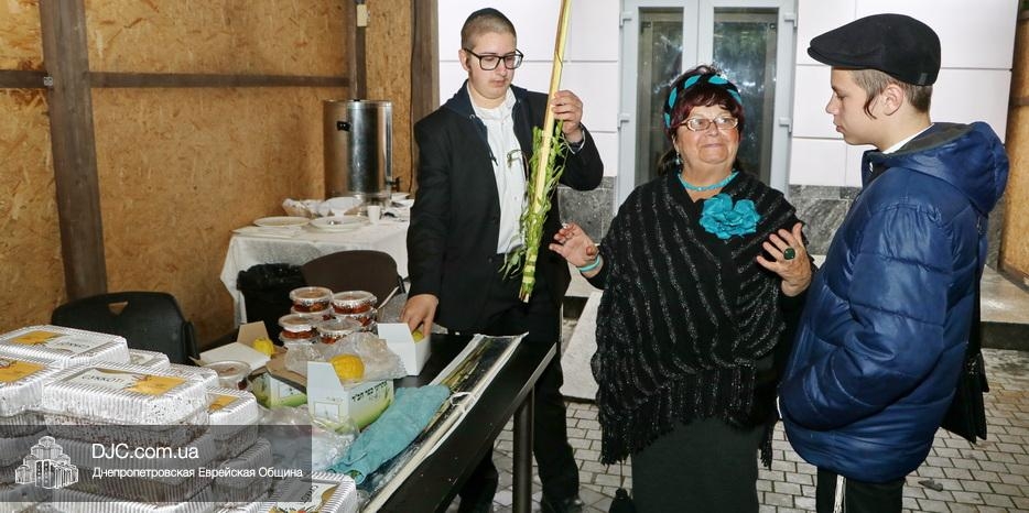 Суккот 5782. Акция «Счастливый суккот»: выполнил «нетилат лулав» – получил вкусное угощение в сукке