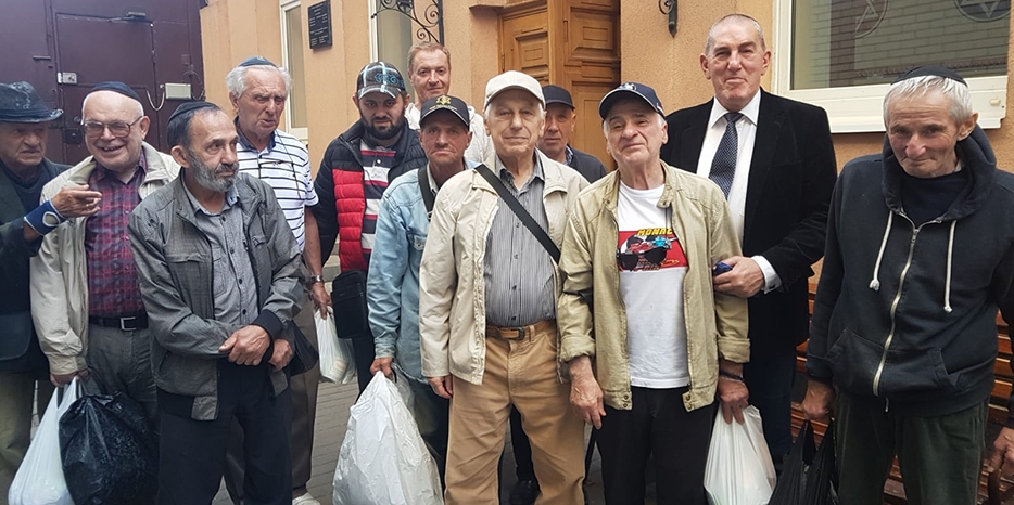 Фонд «Добре Майбутнє» раздал участникам своих программ продуктовые наборы