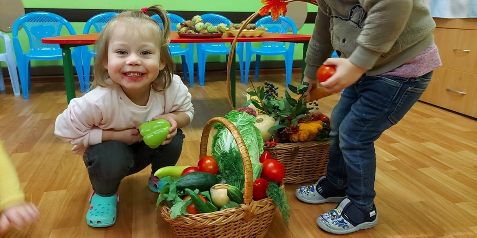 Малыши в ясельках знакомились с осенью