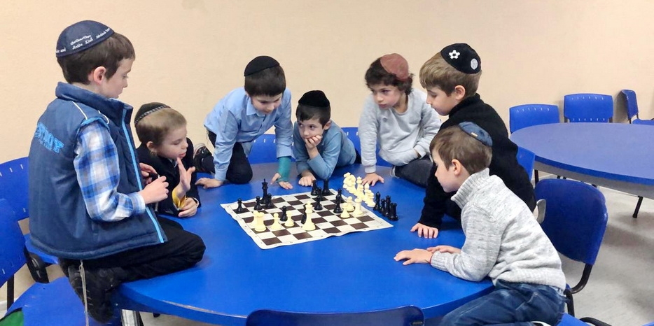 Внеклассные занятия по шахматам для младшей иешивы