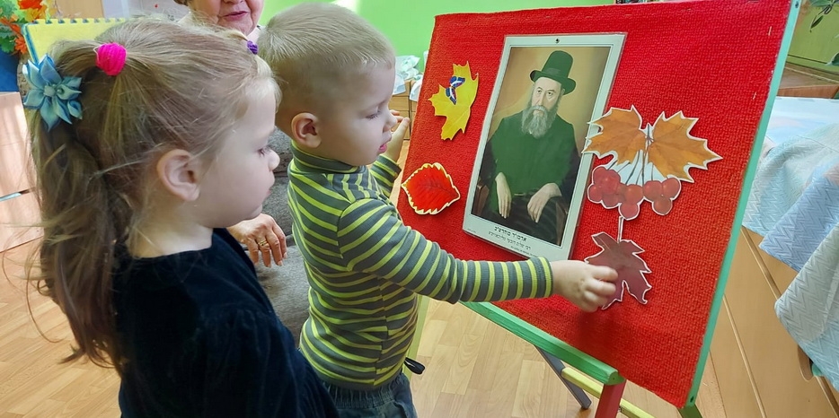 Малыши в ясельках изучали синагогу и участвовали в фарбренгене
