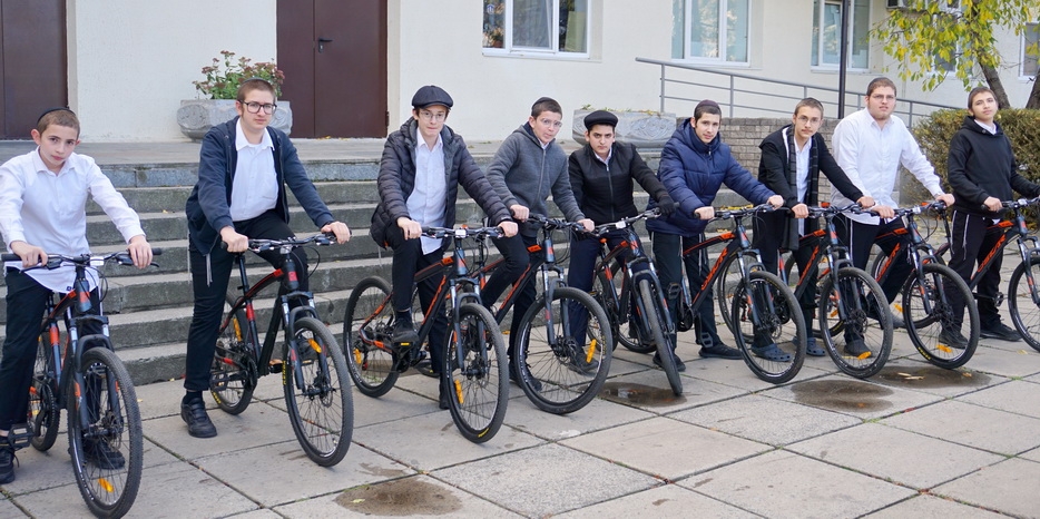 У студентов «Ешивас Любавич Украина» большая радость – им купили велосипеды!