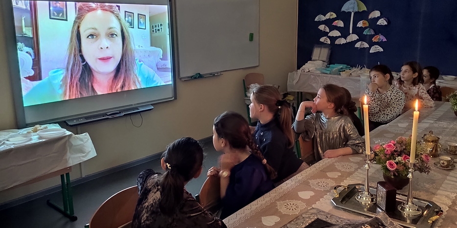 В проекте «Гости на Шабат» воспитанницы махона познакомились с посланницей Ребе в Китае