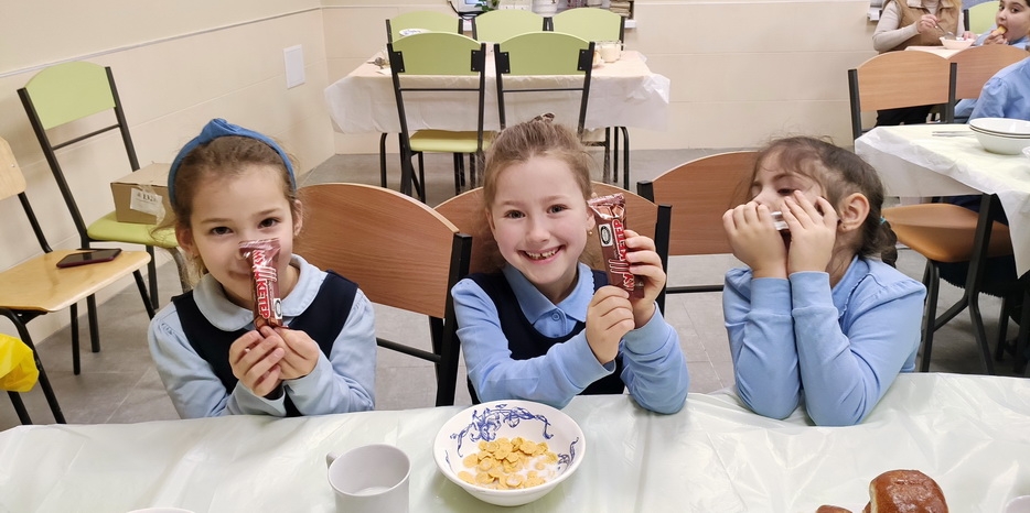 Воспитанницы махона выражают благодарность семье Прасоловых за вкусный подарок