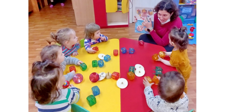 Малыши в ясельках начали подготовку к Хануке