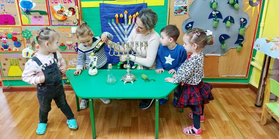 Малыши в ясельках учили законы и обычаи Хануки