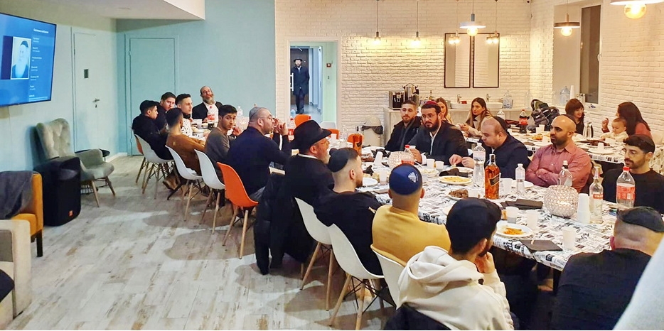 В «Бейт Хабад леисраелим» прошел фарбренген в честь 19 кислева