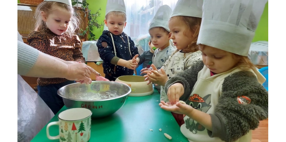 В ясельках лепили ханукальные пончики