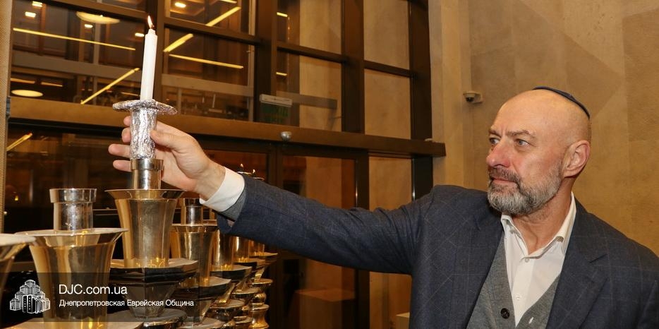 Ханука 5782 в Днепре: Зажжение второй ханукальной свечи в центре «Менора» Президентом общины