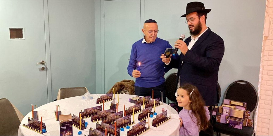 Ханука 5782 в Днепре: В «Бейт Хабад леисраелим» зажгли свечи в первый вечер Хануки